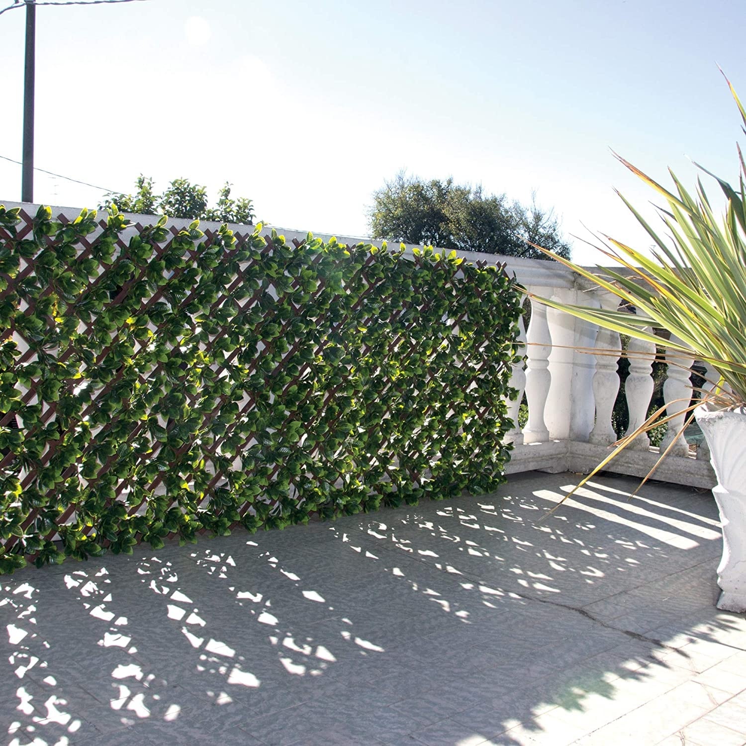 Lierre artificiel sur treillis